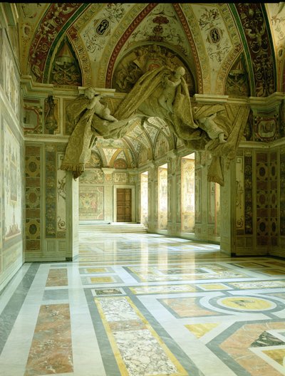 Innenansicht mit Blick auf skulptierte Engel von Gian Lorenzo Bernini